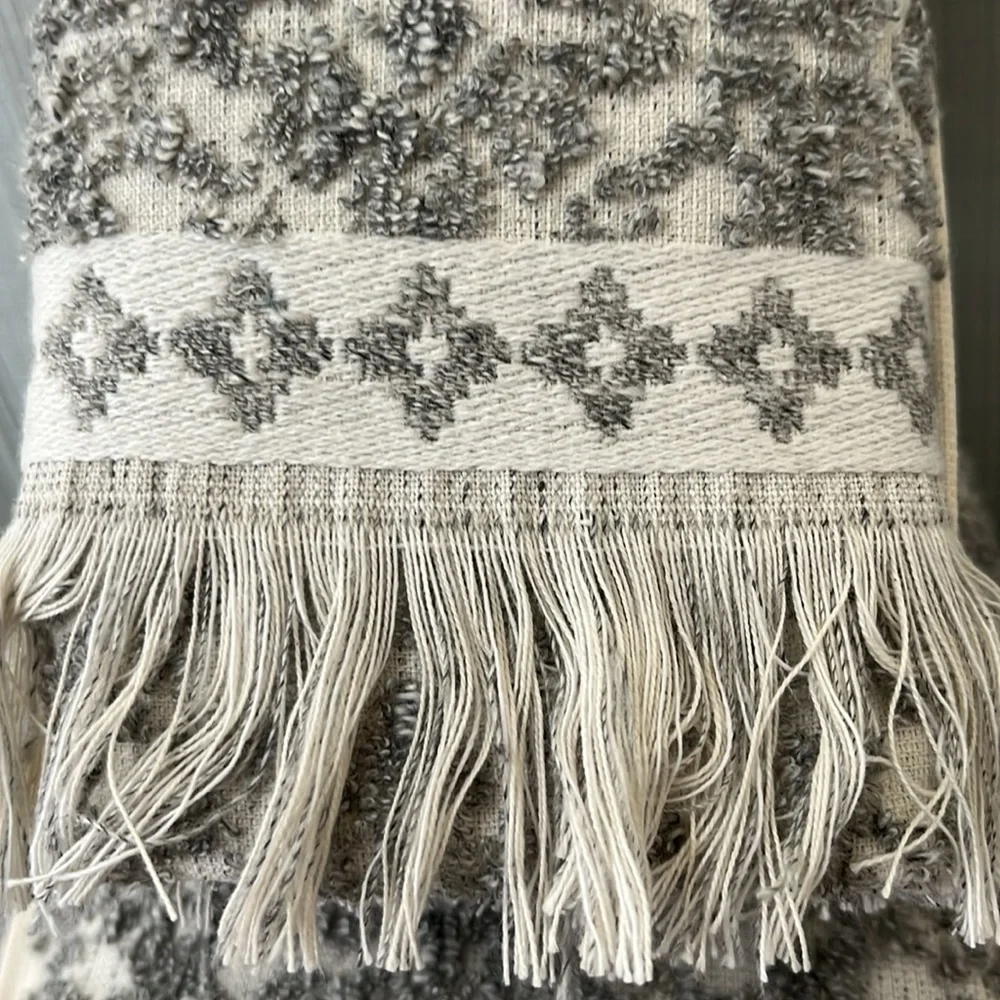 2 sets of gorgeous fringed bath towels by Mi Casa Es Tu Casa - NWT